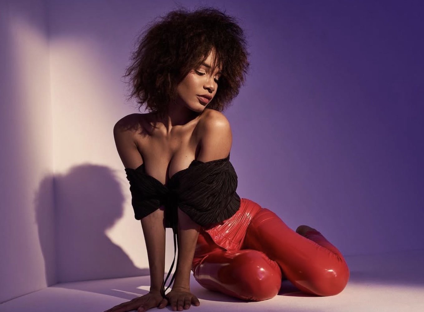 María Cianca Baltán en una campaña de moda con pantalón rojo